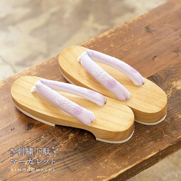 京都きもの町オリジナルの女性下駄です。台は桐の白木で、鼻緒に刺繍が入っています。鼻緒は裏地がふわふわですので、擦れて痛くなりにくい下駄です。また、ゴム底なので、滑りにくく安心です。浴衣に合わせて、オシャレな下駄を合わせてみてはいかがでしょう...