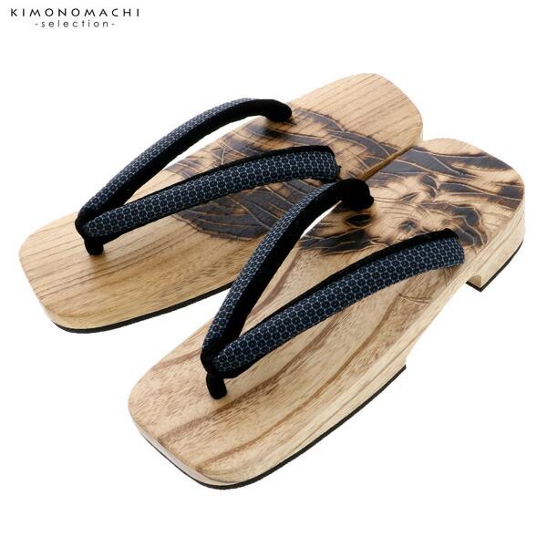 鎌倉彫は、宋の影響を受け、仏具として作られはじめて以来、800年の時を超えて受け継がれ、気品と風格はそのままに暮らしに溶け込み広く愛されるようになりました。鎌倉彫の男性用右近下駄です。底には滑り止めのゴムが貼ってあります。ふんわりとした裏地...