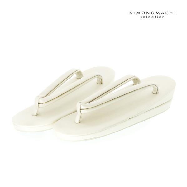 留袖や訪問着などの礼装に合わせてお使いいただける草履です。裏底には、滑り止めのゴム台が付いています。台は適度なクッション性を備えています。足や腰への負担を軽減するため、お出かけ等で長時間歩かれる場合に最適です。【商品内容】草履1点【色柄】マ...