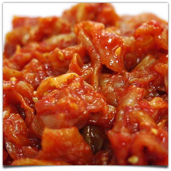 海鮮キムチシリーズの中では少し地味ながら存在感がキラリと光るほたてひもキムチ。ほたての風味が効いていて、他とは全く異なる個性的な味わいがマニアの心を捉えて離しません。イカともタコとも違う、噛めばじゅわ〜っと広がるほたてエキスとヤンニョムジャ...