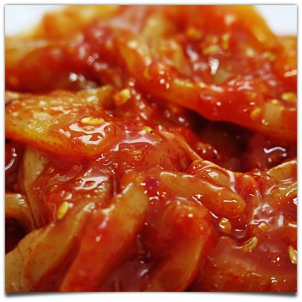 日本にイカの塩辛があるように、韓国ではイカのキムチが愛されています。イカの甘みにキムチの旨味がしっかり絡み、辛さもばっちり！予想以上に柔らかく、程良い噛みごたえの食感も人気の秘密。ピリ辛のイカキムチはどんな料理にも合う万能キムチです。ほっか...