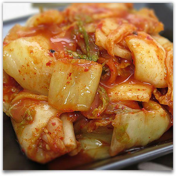 キムチといえばやっぱり白菜。当店では国産の旬の白菜を厳選して使用していますので、季節によって日本各地のおいしい白菜が味わえます。冬白菜は白みが多く、夏白菜は緑みが多いのをご存知ですか？味や食感も異なり、1年中いろいろな味が楽しめるのも白菜キ...