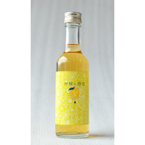 栃木県産のレモンと国産蜂蜜から醸造したお酒です。レモンの爽やかな苦みと甘さ控えめのすっきりとした飲み心地です。冷やしてストレートかクラッシュアイスに注いで頂くと 美味しく召し上がれます。原材料：蜂蜜（国産）、米こうじ（国産米）、レモン（国産...