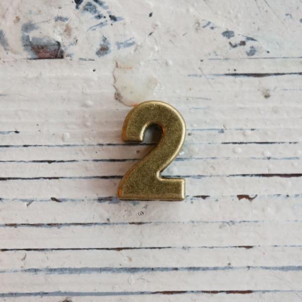 芯糸やリボンが通せるホール付。イニシャル、記念日をお気に入りのキャンドルに簡単に装飾できます。