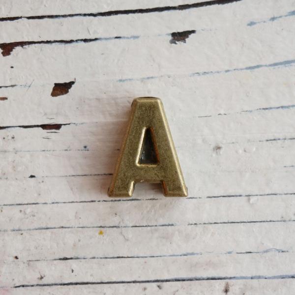 芯糸やリボンが通せるホール付。イニシャル、記念日をお気に入りのキャンドルに簡単に装飾できます。