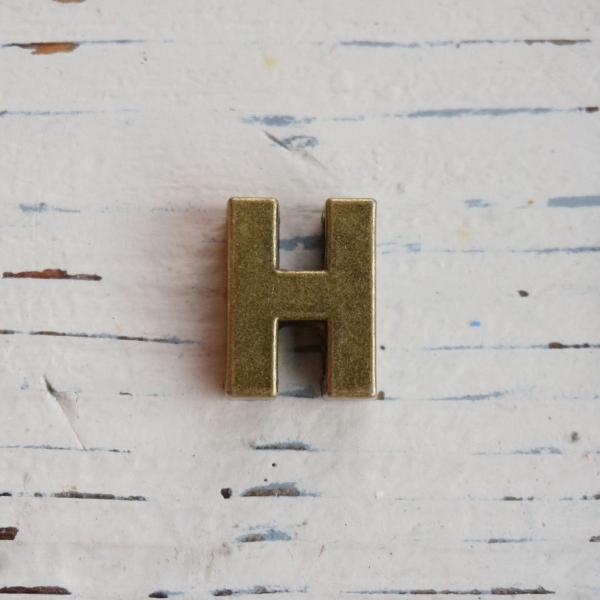 芯糸やリボンが通せるホール付。イニシャル、記念日をお気に入りのキャンドルに簡単に装飾できます。