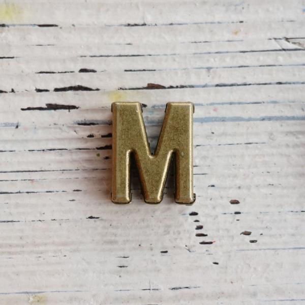 芯糸やリボンが通せるホール付。イニシャル、記念日をお気に入りのキャンドルに簡単に装飾できます。