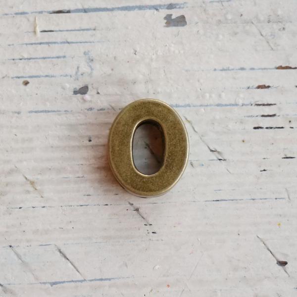 芯糸やリボンが通せるホール付。イニシャル、記念日をお気に入りのキャンドルに簡単に装飾できます。