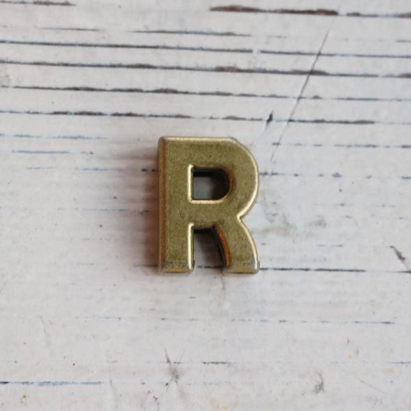 芯糸やリボンが通せるホール付。イニシャル、記念日をお気に入りのキャンドルに簡単に装飾できます。