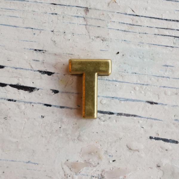 芯糸やリボンが通せるホール付。イニシャル、記念日をお気に入りのキャンドルに簡単に装飾できます。