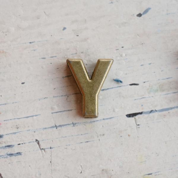 芯糸やリボンが通せるホール付。イニシャル、記念日をお気に入りのキャンドルに簡単に装飾できます。