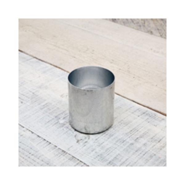 キャンドル製作用に必要な専用のアルミ製の型（モールド）です。高さ 9cm x 幅 7.5cm　のキャンドルが作れます。・ワックスが漏れる場合は、ワックスを注いだ後に、型の底面を水に浸すようにしてください。・キャンドルを抜く際に叩くと変形の要...