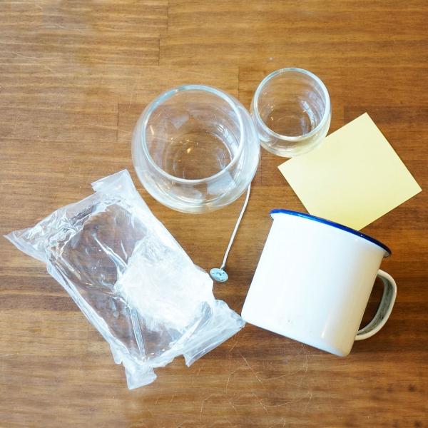 初心者の方でも本格的なボタニカルジェルキャンドルが作れるセットです。『作り方説明書』つき！■セット内容・バブルボールL(フィルム付き)：1個・バブルボールS：1個・ジェルワックスソフト：350g・キャンドル芯(座金付き)：1本・ホーローマグ...