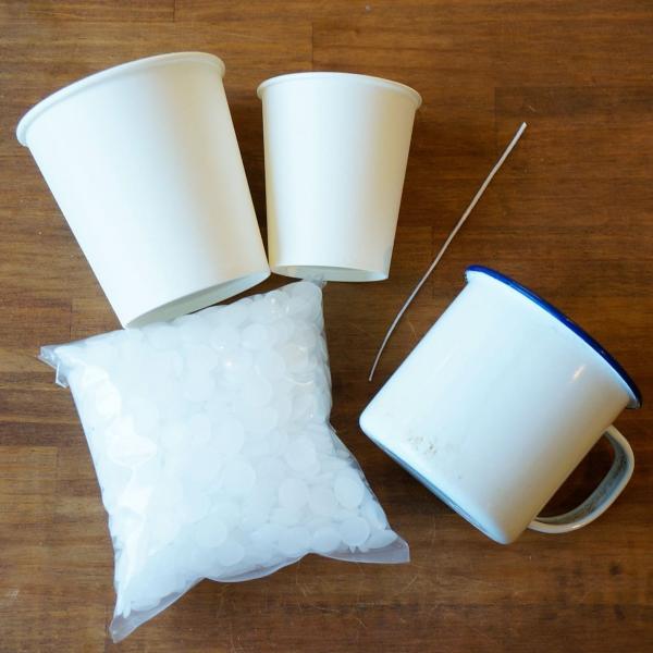 初心者の方でも本格的なボタニカルキャンドルが作れるセットです。『作り方説明書』つき！■セット内容・パラフィンペレット:250g・芯ろう引き3×3+2:15cm・紙コップ（大）:1個・紙コップ（小）:1個・ホーローマグカップ:1個・説明書:1...