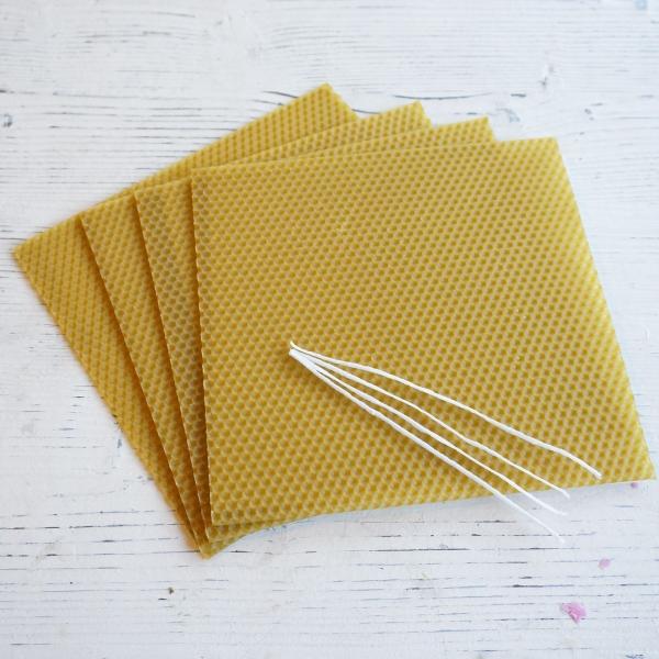 すぐにキャンドルが作りたい方へ！ミツロウからできたシートと芯のセットです。手で曲げたり、芯にまきつけたり、はさみで切ったり等、火を使わずに手作りキャンドルが簡単にできます♪お子様にも安心！ミツロウシート４枚入りの入門セットです。■シートの大...