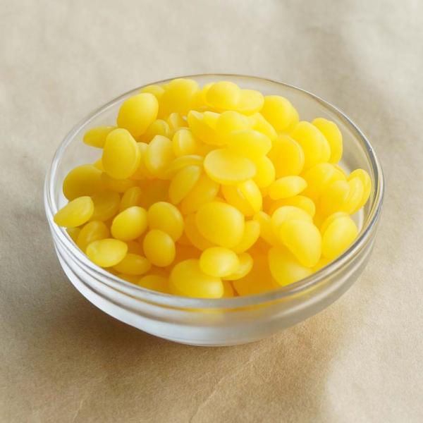 ミツバチの巣から精製された天然素材ワックスです。ミツバチの巣から精製される天然素材の蝋で、蜜のような芳香があります。パラフィンに比べススが出にくく（ゼロではありません）自然に優しいワックスです。粘着性が高いため、花びらなどの綿密な造形や、ワ...