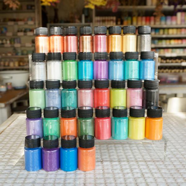 キャンドルに混ぜて使用すると、溶ける際にキラキラの見た目に変化します。キャンドル制作の他にレジンやアロマストーンにもご利用頂けます。■内容量　約10グラム前後■カラー　36色■海外製品のため、以下の注意点がございます。予めご了承ください。・...