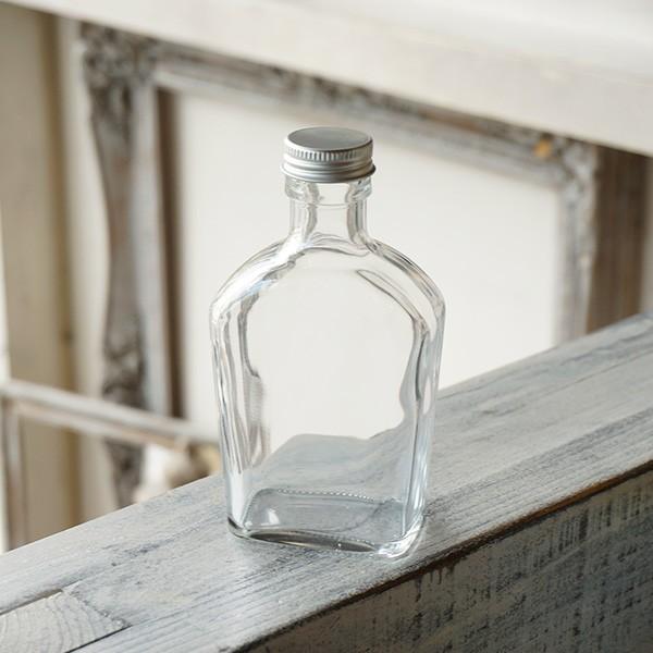 ハーバリウム用にお使いいただくのにぴったりな瓶です。入れても締め易いスクリューキャップでしっかりと密封します。■サイズ　高さ約14cm x 幅約6.6cm 口径約2cm■容　量　約200ml※製造時の関係で瓶内部に歪みがございます。全て歪ん...