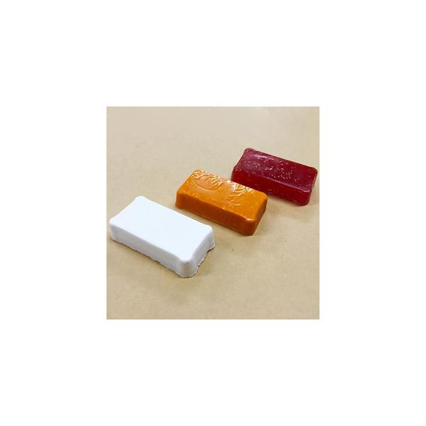 クレパスなどの顔料は大量にワックスに混ぜると芯詰まりを起こしますが、染料はその心配がなく　濃い深みのある色のキャンドルを作ることができます。染料の量を調節することにより濃さを調節することができます。■容　量：約15ｇ（±3）■形　状：ブロッ...