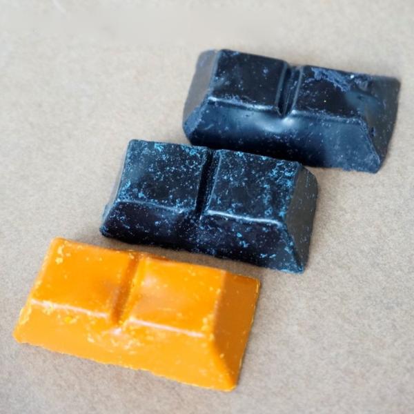 クレパスなどの顔料は大量にワックスに混ぜると芯詰まりを起こしますが、染料はその心配がなく　濃い深みのある色のキャンドルを作ることができます。染料の量を調節することにより濃さを調節することができます。■容　量：約15ｇ（±3）■形　状：チョコ...