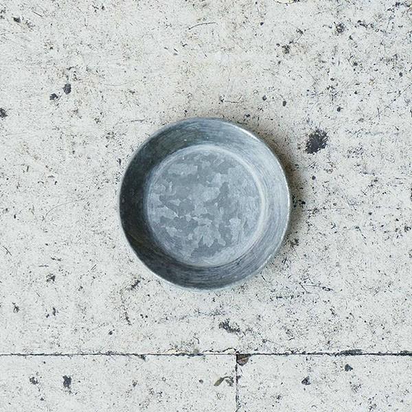 キャンドルコースターに最適なブリキトレイです。４種類のサイズバリエーションで様々なキャンドルのサイズにピッタリ合います。【XSサイズ】■サイズ  高さ約1.5cm x 直径約9cm※ブリキ製となっており、一つ一つ風合いが異なる場合がございま...