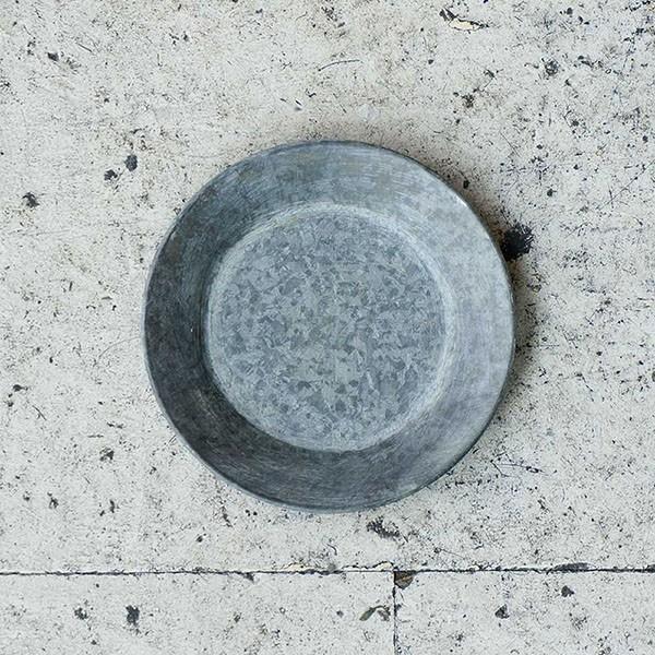 キャンドルコースターに最適なブリキトレイです。４種類のサイズバリエーションで様々なキャンドルのサイズにピッタリ合います。【Sサイズ】■サイズ  高さ約1.5cm x 直径約12cm ※ブリキ製となっており、一つ一つ風合いが異なる場合がござい...