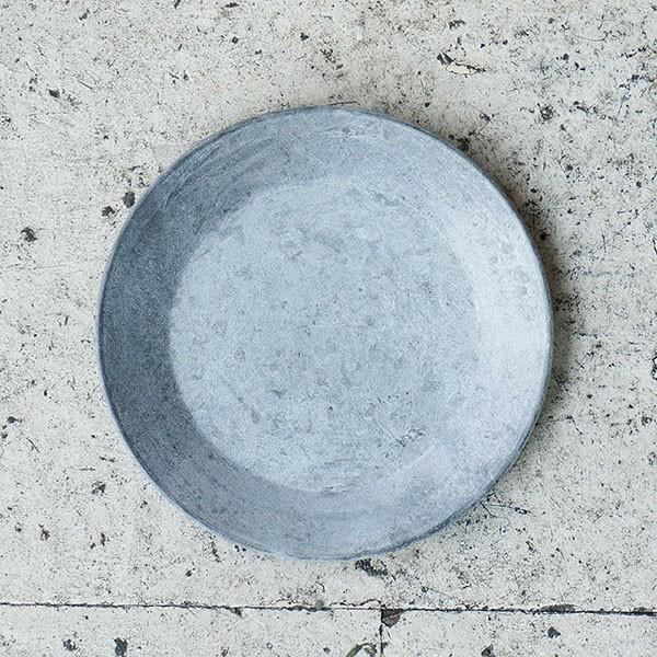 キャンドルコースターに最適なブリキトレイです。４種類のサイズバリエーションで様々なキャンドルのサイズにピッタリ合います。【Mサイズ】■サイズ  高さ約1.5cm x 直径約15cm ※ブリキ製となっており、一つ一つ風合いが異なる場合がござい...