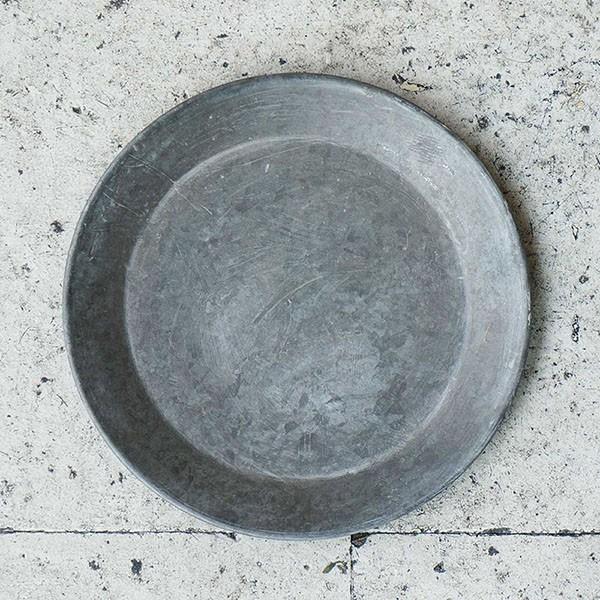 キャンドルコースターに最適なブリキトレイです。４種類のサイズバリエーションで様々なキャンドルのサイズにピッタリ合います。【Lサイズ】■サイズ  高さ約1.5cm x 直径約18.5cm ※ブリキ製となっており、一つ一つ風合いが異なる場合がご...