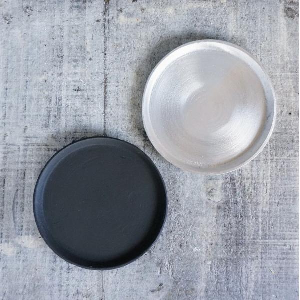 金属の中でも軽く、錆びにくい特性のアルミニウムを使用したキャンドルトレイ。無機質なデザインがキャンドルを引き立てます。【Lサイズ】　高さ約1cm x 直径約12.5cm /底面部:直径約10.5cm※古びた風合いを出す為にデザイン上、塗装の...