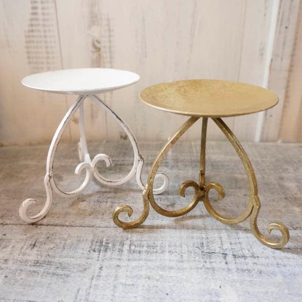 ナチュラルなアンティーク調で、インテリアに自然に馴染むキャンドルスタンドです。キャンドルの高さをあげることでキャンドルの明りの存在感が増します。ひとつひとつに人の手が加わっているので、同じ商品であっても若干のサイズ感の違いや、飾り位置の違い...