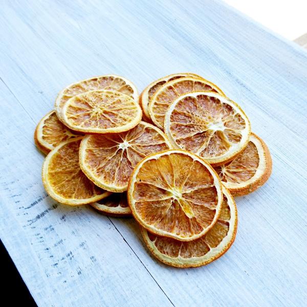 アロマワックスサシェやキャンドル制作にお使いいただけます。■大きさ：約5cm■重さ：約31g■個数：約12個※オレンジなどのフルーツ類は糖分を含んでおり変色しやすいため、鮮やかなオレンジの場合と茶色っぽい場合などがあります。いずれも良品とな...