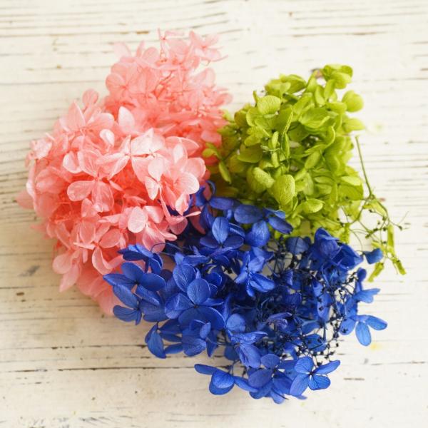 アロマワックスサシェやキャンドル制作にお使いいただけます。※自然素材のため色・大きさにはバラつきがあります。あらかじめご了承ください。画像は左から順番に、ストロベリー、ネイビーブルー、グリーン、オフホワイト、ベビーピンク、ロイヤルブルー、ク...