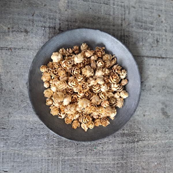 アロマワックスサシェやキャンドル制作にお使いいただけます。■重　さ：約25g×1袋■大きさ：約1.0〜2.0cm※自然素材のため色・大きさにはバラつきがあります。※入荷時期によって色味は異なる場合がございます。予めご了承ください。