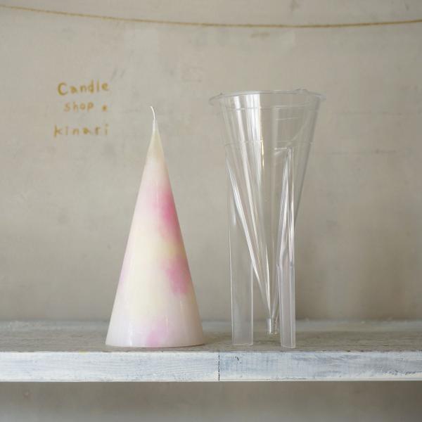 キャンドル製作用、ポリカーボネイト製の型（モールド）です。高さ14.0cm x 幅 6.5cm の円錐型キャンドルが作れます。・ワックスが漏れる場合は、ワックスを注いだ後に、型の底面を水に浸すようにしてください。■サ イ ズ 高さ14.0c...