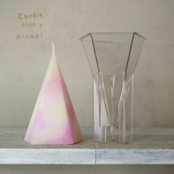 キャンドル製作用、ポリカーボネイト製の型（モールド）です。高さ12.5cm x 幅 7.6cm の五角錐型キャンドルが作れます。・ワックスが漏れる場合は、ワックスを注いだ後に、型の底面を水に浸すようにしてください。■サ イ ズ 高さ12.5...