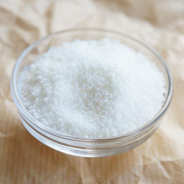 パウダータイプで使いやすい、植物性天然素材ワックスです。パーム（ヤシ）アブラヤシの実を精製した植物性ワックス。ススが出にくく、出来上がりはキラキラとしたクリスタル模様が出るのが特徴。ピラータイプ・ガラス容器に注ぐコンテナタイプ両方にお使いい...