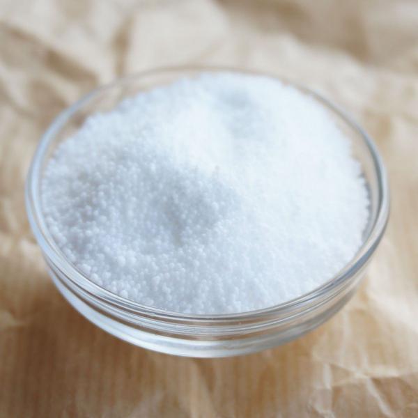 パウダータイプで使いやすい、植物性天然素材ワックスです。パーム（ヤシ）アブラヤシの実を精製した植物性ワックス。ススが出にくく、出来上がりはキラキラとしたクリスタル模様が出るのが特徴。ピラータイプ・ガラス容器に注ぐコンテナタイプ両方にお使いい...