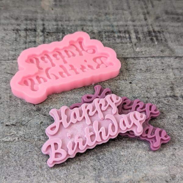 「HAPPY BIRTHDAY」のプレートが作れる専用シリコンモールド。ケーキキャンドルの装飾などにおすすめです。■サ  イ  ズ　 約幅7cm■素 　   材　 シリコン■ワックス使用量目安　※1個あたり 約6g画像のプレートには、ソイワ...