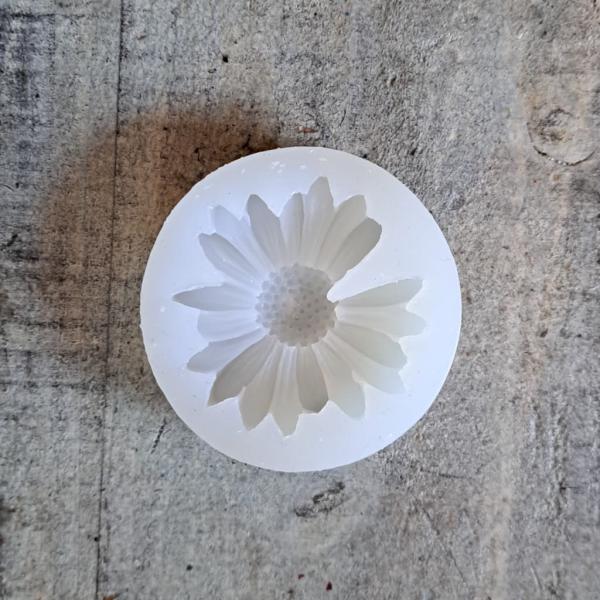 フラワー形に型取りできる専用シリコンモールド。シリコン製なので、型から外しやすく扱いやすいのが特徴です。■サ  イ  ズ　 高さ約1.5cm×幅約5.3cm■素 　   材　 シリコン■ワックス使用量目安　約16g画像の作品には、ソイワック...