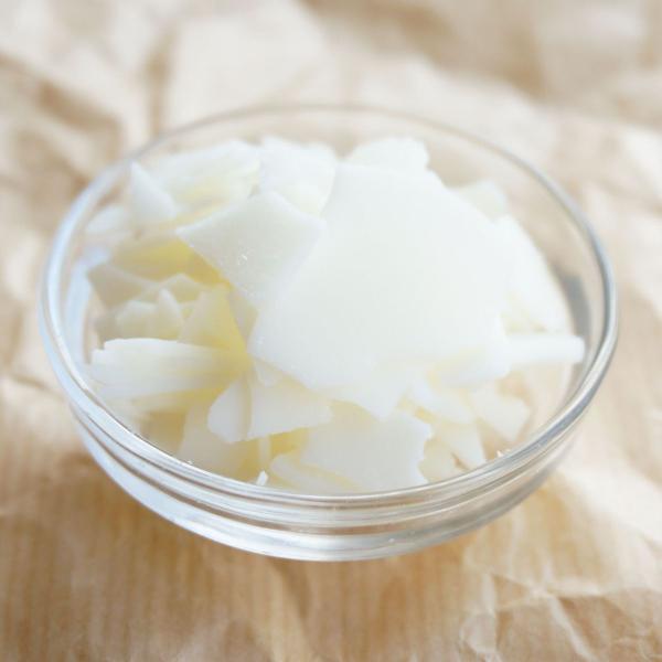 大豆油から抽出される天然植物性ワックス。パラフィンワックスに比べ、ススが出にくく比較的低温で燃焼するため、アロマキャンドル制作や香りの気になる食卓での使用に適しています。ソフトソイワックスは硬化しても柔らかく自立しない為、専用ガラス容器に注...