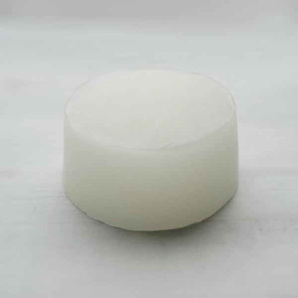 キャンドル専用に開発された米国製のワックスです。 パラフィンワックスに対して1〜2％混ぜて使用することで、ヒビを防止してくれる効果、香料による目詰まりを防止してくれる効果があります。また香りを添加した際、表面をザラつかせる効果がある特殊なワ...