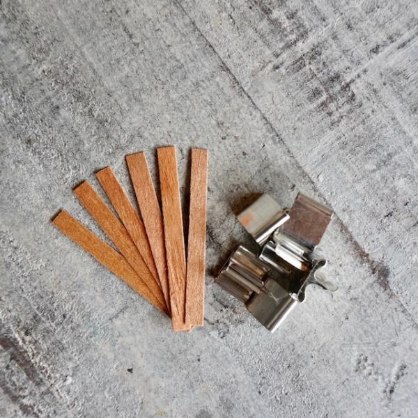 薄くスライスした木板のキャンドル芯。■横幅　約6mm×高さ 約60mm■6本セット　専用座金つき※座金の形状は入荷時期によって異なります。予めご了承ください。※ろう引きしていないタイプになります。ご使用前に制作するキャンドルのワックスに数秒...