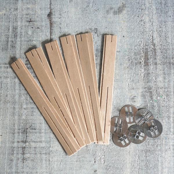 薄くスライスした木板のキャンドル芯。2枚を十字型にクロスさせるデザイン。ろう引きしていないタイプになります。ご使用前に制作するキャンドルのワックスに数秒芯を浸してからご使用ください。■横幅　約13mm×高さ 約130mm■6本セット　専用座...
