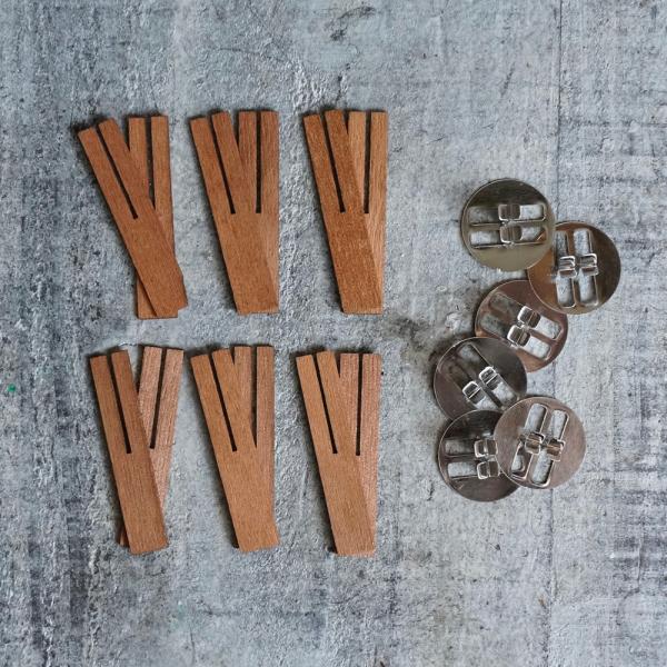 薄くスライスした木板のキャンドル芯。2枚を十字型にクロスさせるデザイン。ろう引きしていないタイプになります。ご使用前に制作するキャンドルのワックスに数秒芯を浸してからご使用ください。■横幅　約10mm×高さ 約50mm■6本セット　専用座金...