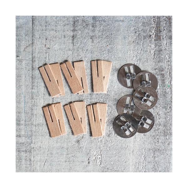 薄くスライスした木板のキャンドル芯。2枚を十字型にクロスさせるデザイン。ろう引きしていないタイプになります。ご使用前に制作するキャンドルのワックスに数秒芯を浸してからご使用ください。■横幅　約10mm×高さ 約30mm■6本セット　専用座金...