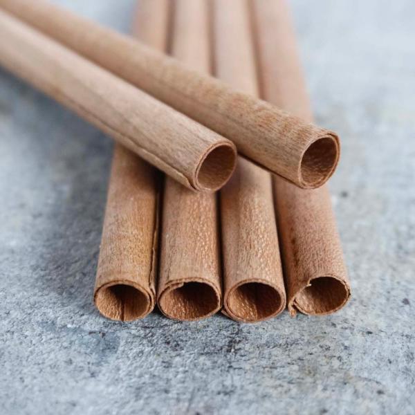 筒形のストロー状に加工がされた木材のキャンドル芯。ろう引きをしていないタイプになります。ご使用前に制作するキャンドルのワックスに数秒芯を浸してからご使用ください。■直径　約10mm×高さ　約120mm　■6本セット　専用座金つき※座金の形状...