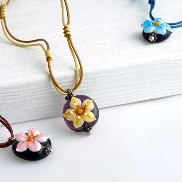 【商品詳細】◆サイズ◆ネックレスの周囲の長さ：最長時約L580mmとんぼ玉のサイズ：約φ15mm◆素材◆スペーサー4mm（ロジウム）、ビーズキャップ3mm（2.5mm芯用・ゴールド）、ワックスコード1mm、無地そろばん6mm、無地球6mm