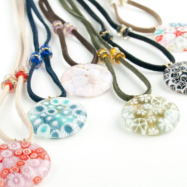 きなりがらすオリジナルとんぼ玉・Japanシリーズの各モチーフをアレンジしたガラスのネックレスです。それぞれに落ち着いた6カラーをご用意しました。ミルフィオリの上をクリアーガラスでカバーして、透明感と強度をアップ。ひもは留め金具のない「引き...