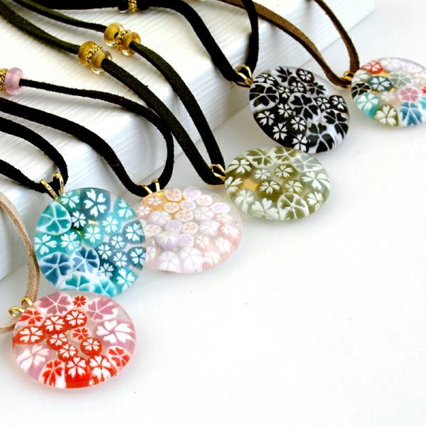 【商品詳細】◆サイズ◆ネックレスの周囲の長さ：最長時約L820mmガラスのサイズ：約φ25mm◆素材◆クリア被せ無地丸そろばん6mm、スエードひも、ペンダントトップパーツ（ゴールド）