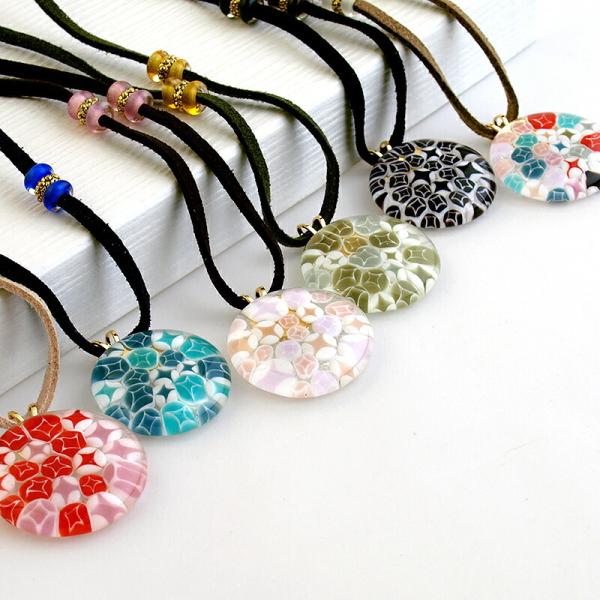 ◆サイズ◆ネックレスの周囲の長さ：最長時約L820mmガラスのサイズ：約φ25mm◆素材◆クリア被せ無地丸そろばん6mm、スエードひも、ペンダントトップパーツ（ゴールド）